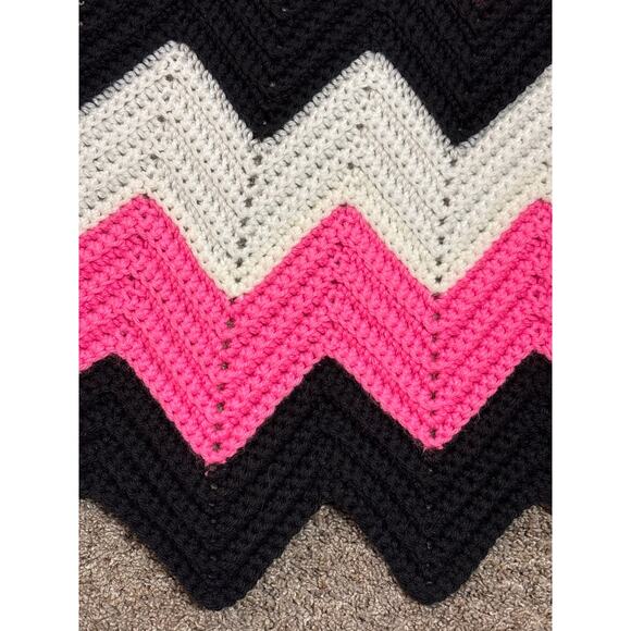 Handmade Crocheted Afghan Zigzag Blanket Chevron Pattern Ripple Blanket/Throw - Picture 5 of 6